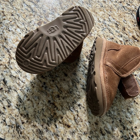 Great condition uni sex toddler uggs booties - Picture 6 of 6